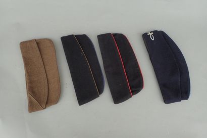 Quatre bonnets de police; un en laine Kaki,...