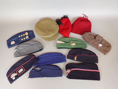 Lot de 9 bonnets de police tous pays, 2 chéchias...