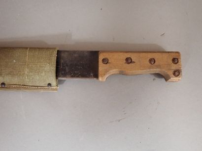 Machette coupe-coupe. Poignée en bois riveté....