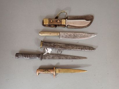Quatre couteaux artisanaux à poignée en laiton,...