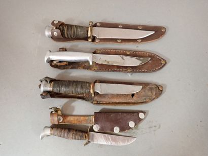 Quatre poignards type Scout à poignée en...