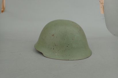 Casque d’acier peint vert clair, intérieur...