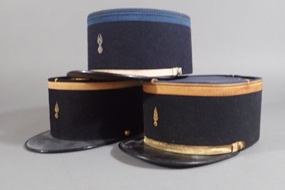 Trois képis. Deux de gendarme et un de l’école...