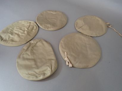 5 bérets en toile beige dit Gurkha. Différents...