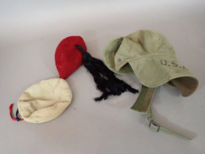 Lot de trois coiffures: une casquette de...