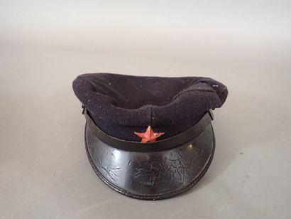 Deux coiffures: une casquette pilote d’une...
