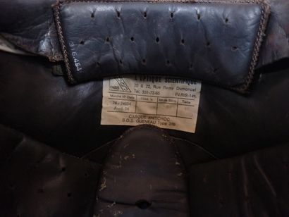 Casque Gueneau type 316, en résine blanche...