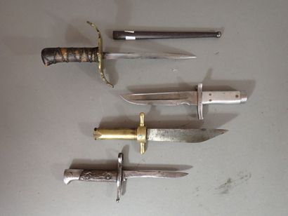 Quatre poignards artisanaux réalisés à partir...