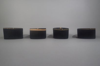 Quatre képis. Trois pour l’artillerie avec...