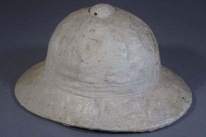 Deux casques coloniaux. Un en liège recouvert...