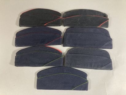Sept bonnets de police en drap bleu ou noir...