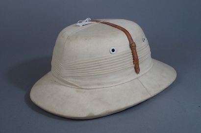 Casque colonial en liège recouvert de toile...