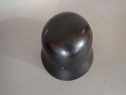 Casque de type allemand. Coque en acier laqué...