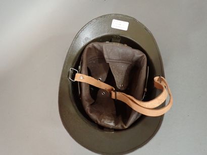 Casque Adrian mod 26, avec rondache de l’infanterie,...
