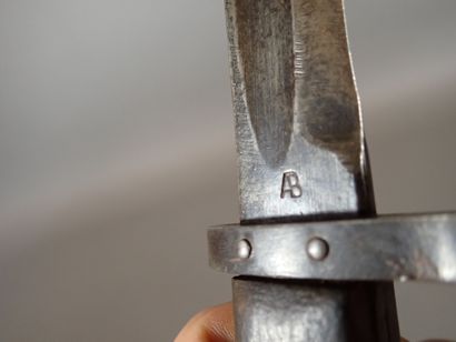 Baïonnette tchèque type VZ33. Poignée à plaquettes...