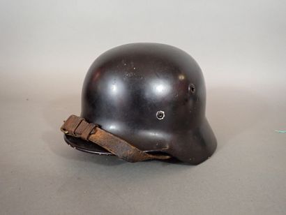 Casque de type allemand. Coque en acier laqué...