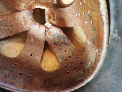 Casque de type allemand. Coque en acier laqué...