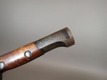 Baïonnette belge F.N. 1949. Poigné à plaquettes...