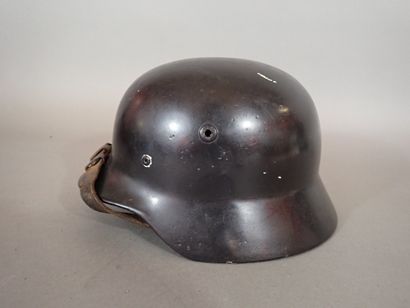 Casque de type allemand. Coque en acier laqué...
