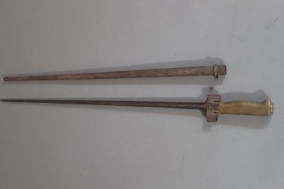 Baïonnette modèle 1886-15 Lebel. Poignée...