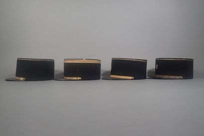 Quatre képis. Trois pour l’artillerie avec...