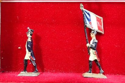 Vitrine avec 12 soldats en demi-ronde bosse,...