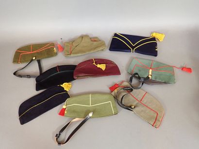 Lot de 9 bonnets de police dont plusieurs...