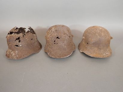Trois coques de casque allemand modèle 1916,...