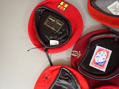 Lot de 8 bérets de tous pays dont France,...