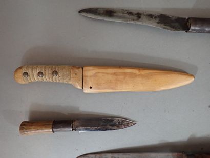 Quatre couteaux artisanaux dont trois avec...
