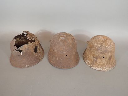 Trois coques de casque allemand modèle 1916,...