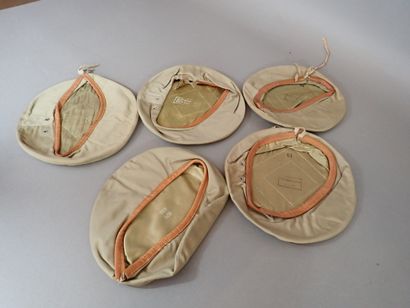 5 bérets en toile beige dit Gurkha. Différents...