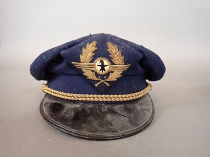 Deux coiffures: une casquette pilote d’une...
