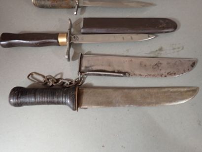 Trois poignards artisanaux à poignée bois...