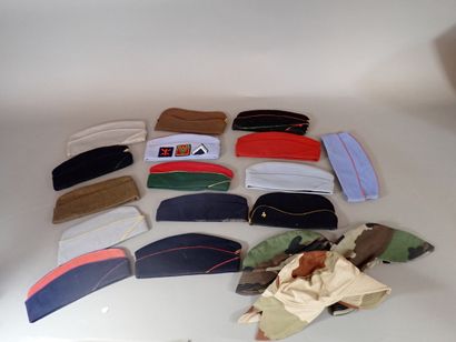 Quinze bonnets de police toutes armes (petits...