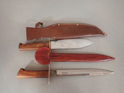 Deux couteaux de chasse: un modèle à poignée...