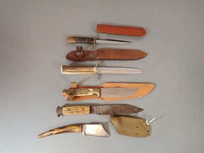 Cinq couteaux de chasse à manche en bois...