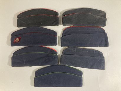 Sept bonnets de police en drap bleu ou noir...