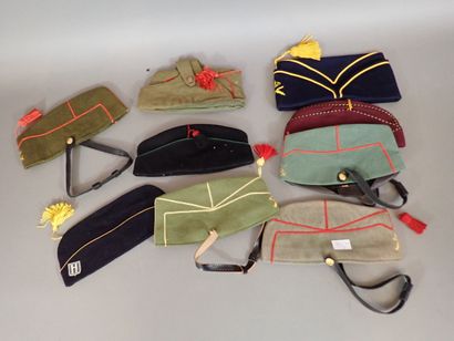 Lot de 9 bonnets de police dont plusieurs...