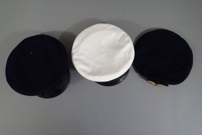 Deux casquettes de l’Armée de l’Air. Un avec...