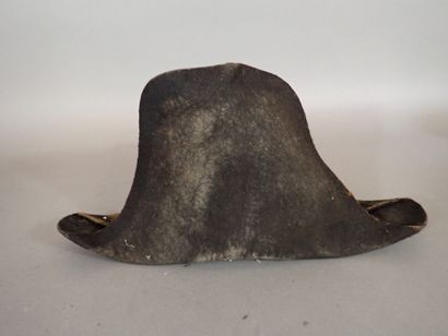 Bicorne en feutre taupé noir, dans le gout...
