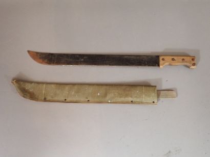 Machette coupe-coupe. Poignée en bois riveté....