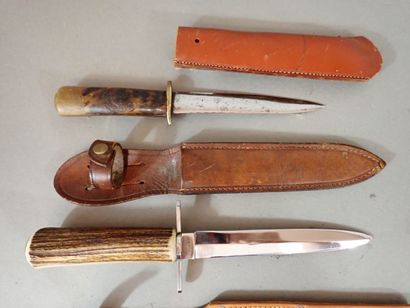 Cinq couteaux de chasse à manche en bois...