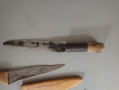 Quatre couteaux artisanaux dont trois avec...