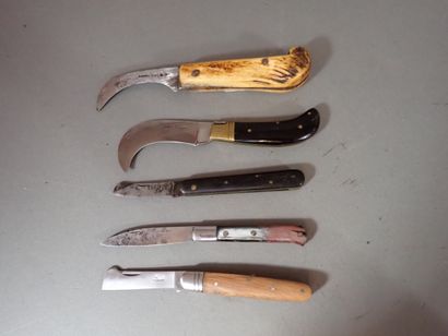 Cinq couteaux pliants dont modèle à greffer....