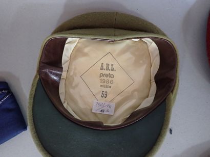 Lot de 9 bonnets de police tous pays, 2 chéchias...