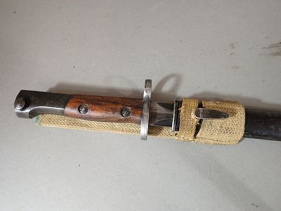Baïonnette belge F.N. 1949. Poigné à plaquettes...