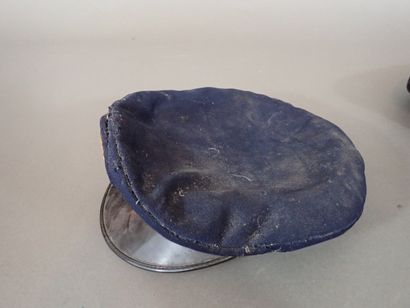 Deux coiffures: une casquette pilote d’une...