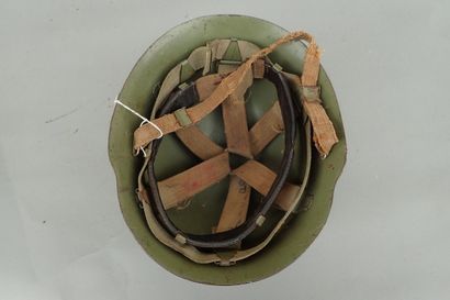 Casque d’acier peint vert clair, intérieur...
