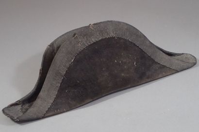 Bicorne en feutre taupé noir, avec un galon...